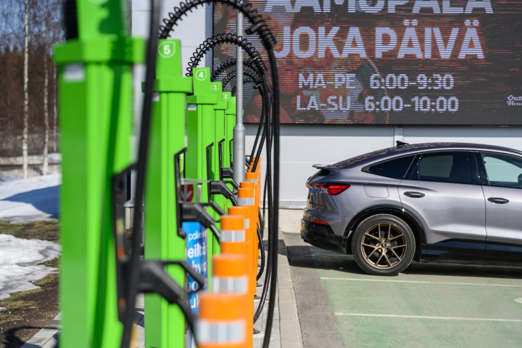 EV charging at a retail business with green Kempower Satellites