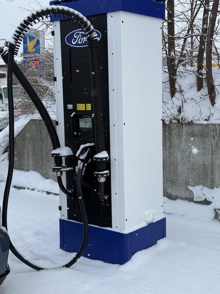 Ford St-Onge car dealership opens EV charging site at location with Kempower